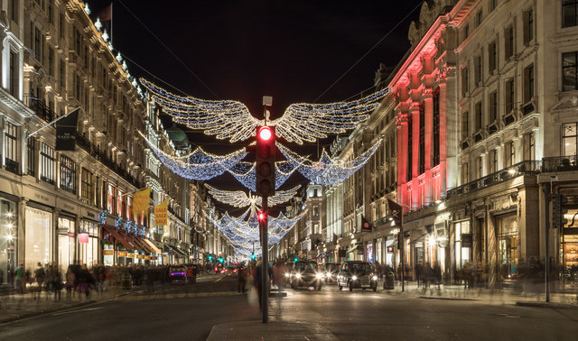 Tips for making the most of your window and in-store displays at Christmas